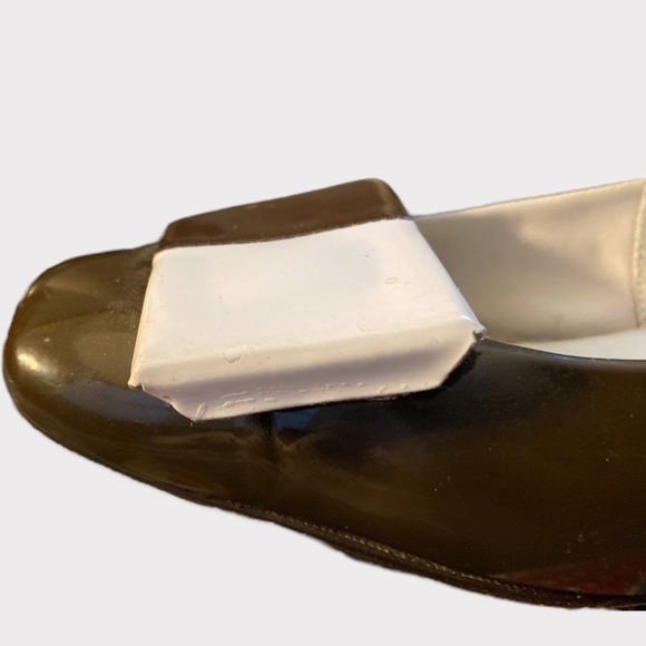 THE TWIGGYS: 1960s Mod Colorblock Patent Block Heel Pumps - Picture 2 of 4